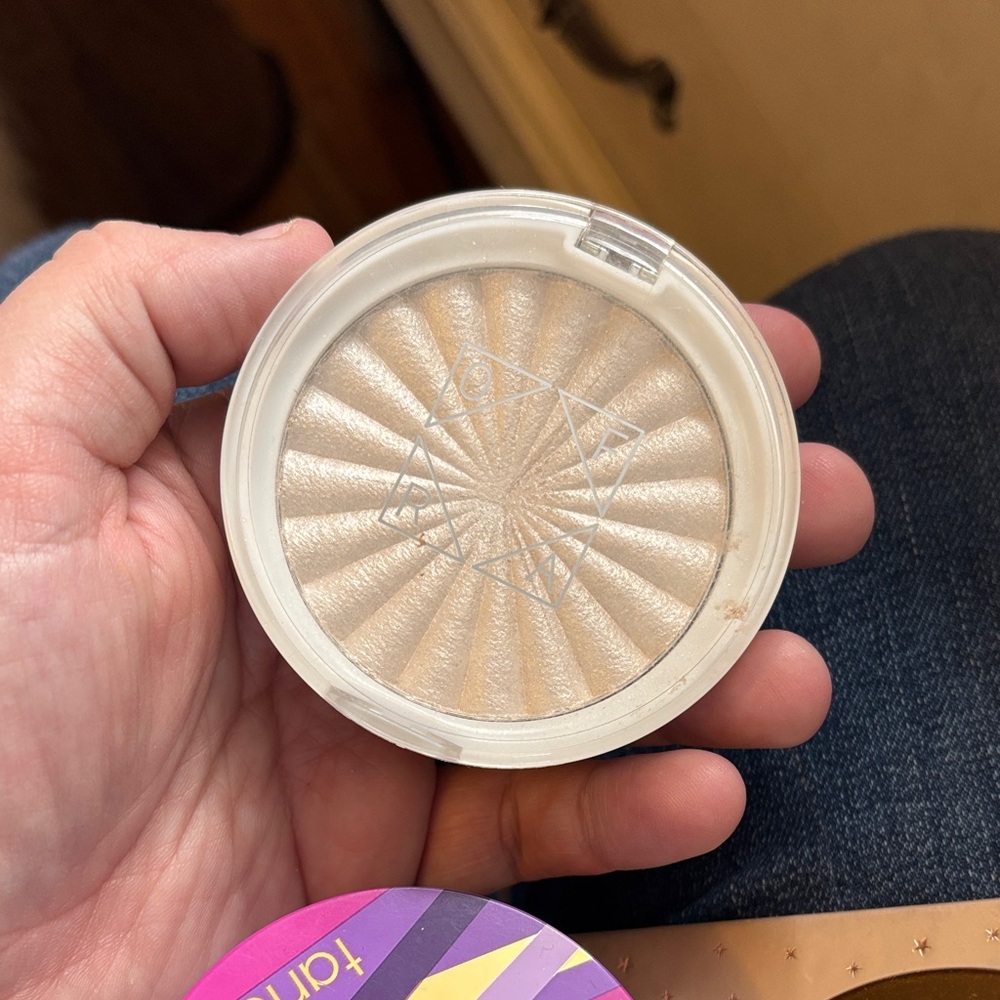 OFRA Radiant Glow Highlighter in Shimmering Champagne